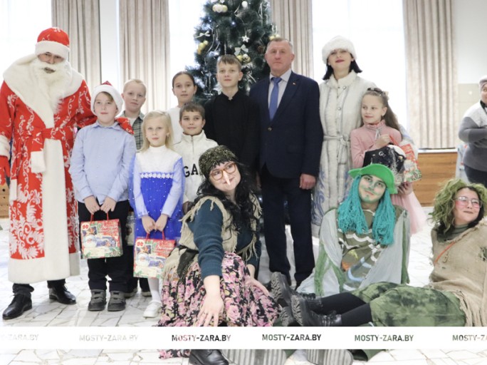 Время чудес и сюрпризов – более 60 мальчишек и девчонок Мостовского района собрала профсоюзная ёлка