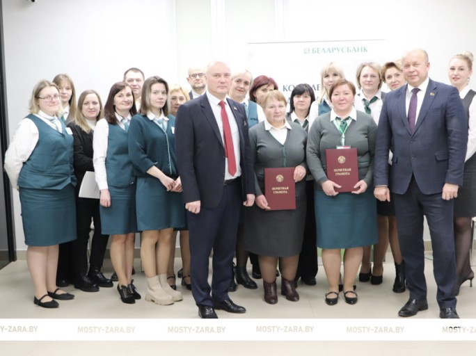 Стабильности и высоких доходов пожелал глава района коллективу центра банковских услуг №415 г. Мосты