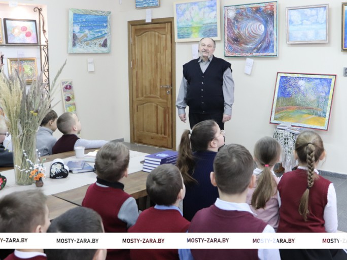 «Во всём увидеть красоту…» – до конца февраля мостовчане имеют возможность познакомиться с выставкой гродненского автора Николая Серова