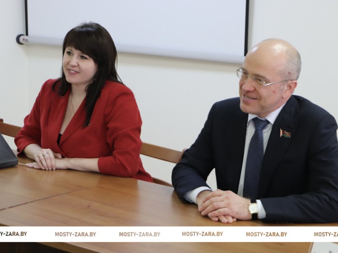 Сенатор Валентин Байко в рамках работы в регионе встретился с коллективом Мостовской ЦРБ