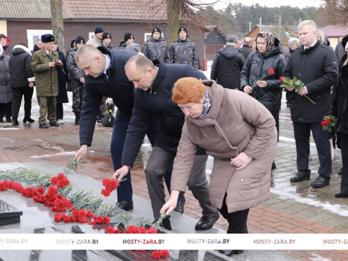 С памятью в сердцах! Мостовчане почтили память героев войны, возложили цветы к братской могиле по улице Советской