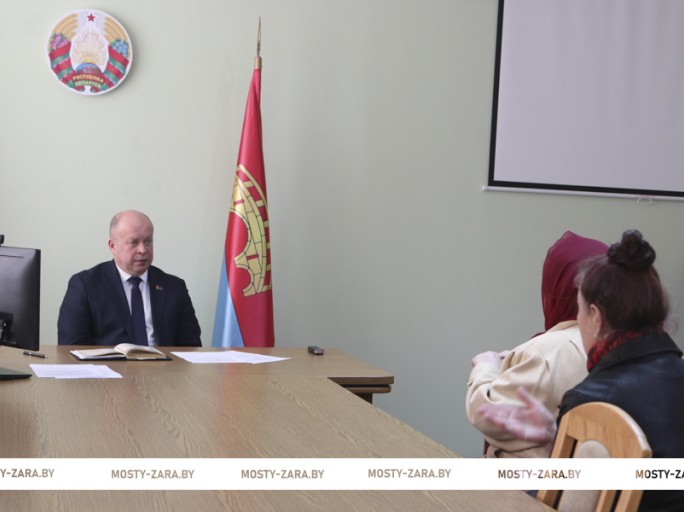 Председатель Мостовского райисполкома Андрей Санько провёл приём граждан