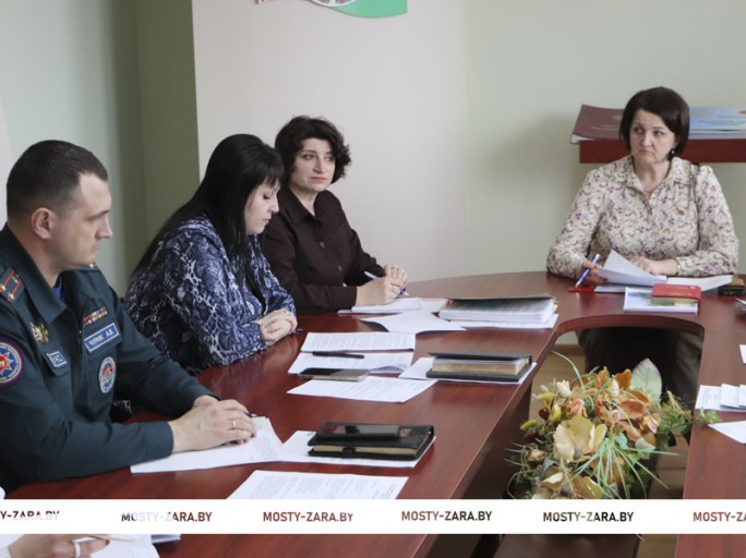 С заботой о завтрашнем дне: актуальные вопросы демографической безопасности в Мостовском районе рассмотрели на заседании совета