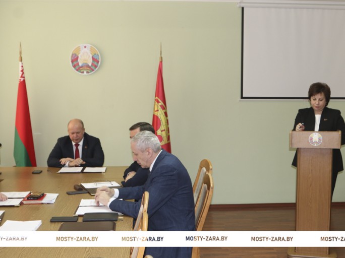 На заседании Мостовского райисполкома рассмотрели ход весенних полевых работ