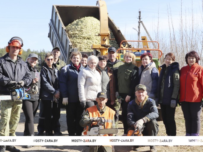И снова субботник. Работники районного и сельских Советов депутатов продолжают наводить порядок