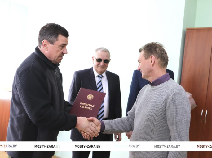 Трудом красит малую родину. В Мостовском Райсельхозэнерго чествовали мастера Виктора Будиловича