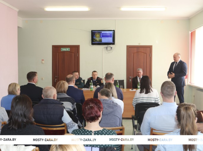 Группа информирования председателя Мостовского райисполкома Андрея Санько выступила в трудовых коллективах