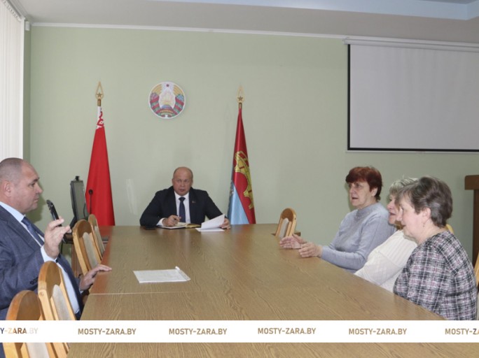 Председатель Мостовского райисполкома Андрей Санько провёл приём граждан