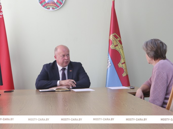 Председатель Мостовского райисполкома Андрей Санько провёл приём граждан