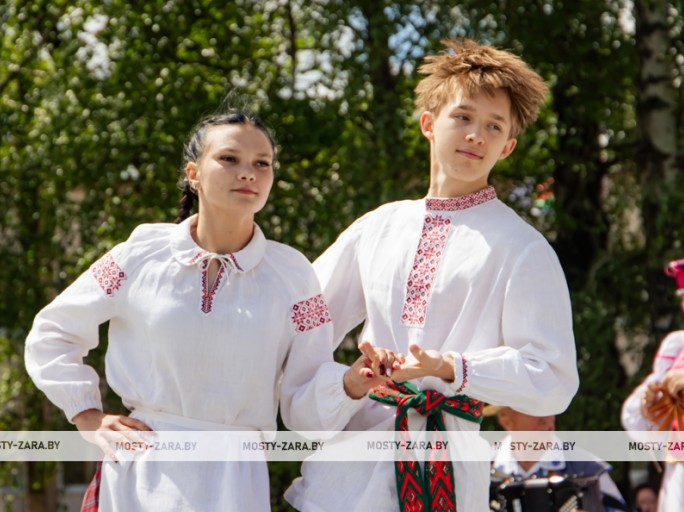 Ад танца душа пяе: як на Мастоўшчыне захоўваюць сапраўдны народны танец ‒ кадрылю