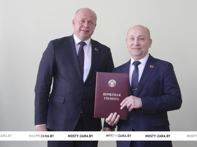 Всегда ценил порядок и ответственность. В райисполкоме с юбилеем поздравили начальника Мостовского района газоснабжения Игоря Хлыстова