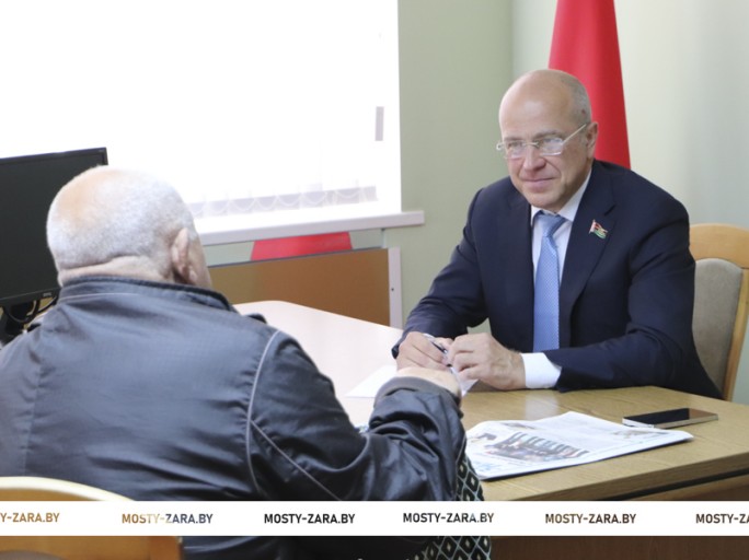 Сенатор Валентин Байко провёл приём граждан и прямую телефонную линию в Мостовском райисполкоме