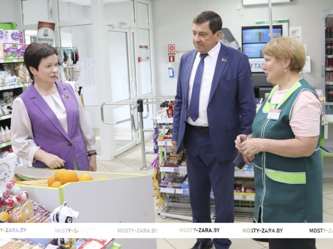 Знакомство с работой трудовой бригады и мониторинг торгового объекта – насыщенный день работы в округе парламентария Надежды Хальцовой