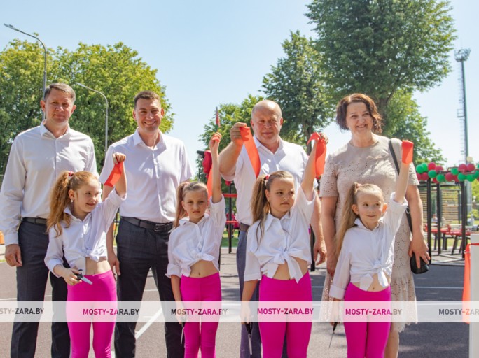 Спорт для всех и каждого: в Мостах открыли уже четвёртую многофункциональную спортивную площадку