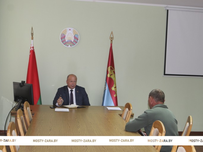 Председатель Мостовского райисполкома Андрей Санько провёл приём граждан