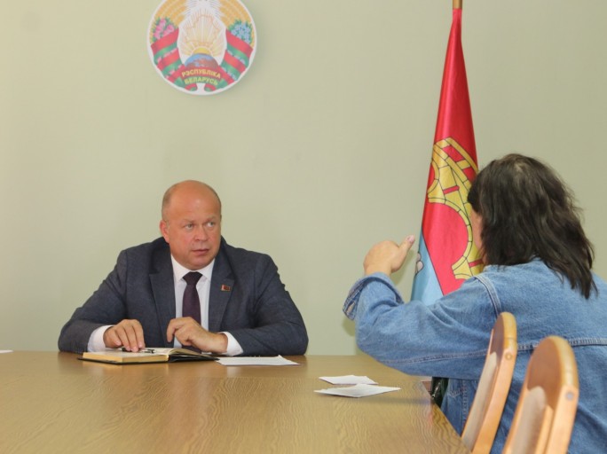 Председатель Мостовского райисполкома Андрей Санько провёл приём граждан