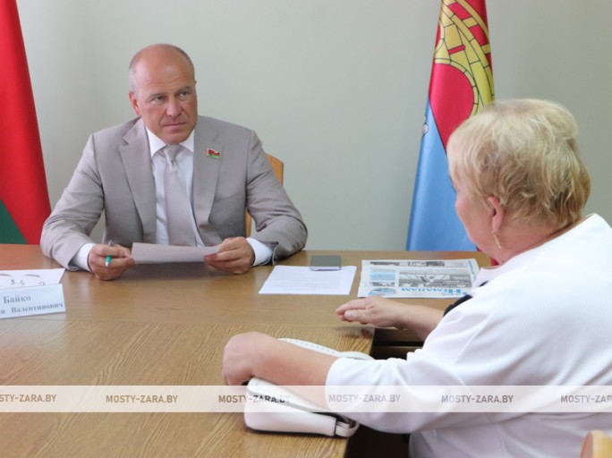 «Инициатива хорошая – готовы присоединиться»: сенатор Валентин Байко провёл приём граждан и прямую линию в Мостовском райисполкоме