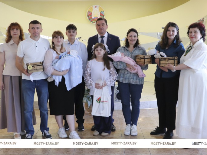 «Трэці – Бацькаў»: в Мостах вручили «Бацькаву кашулю» трём семьям, в которых родился третий ребёнок