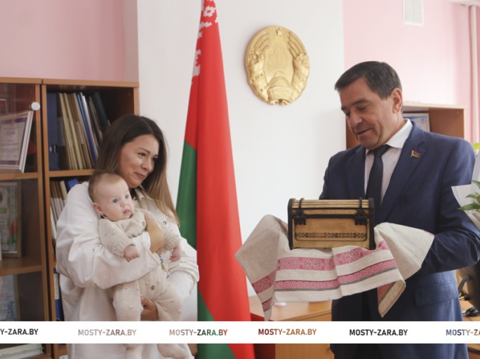 Ещё одной мостовской семье от имени Президента  вручили национальный оберег