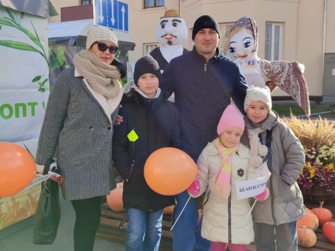 Пять «Я» семьи Борисевич из Мостов: на каких семейных традициях и ценностях строят жизнь многодетные супруги, сотрудники правоохранительных органов