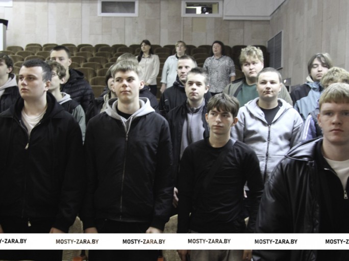 Служите достойно! В Мостах прошёл день призывника